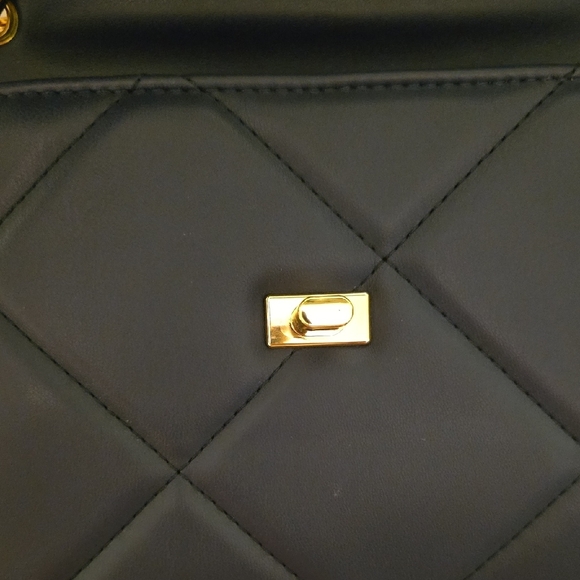 BADGLEY MISCHKA Elegant Navy Quilted Shoulder Bag with Gold/Crossbody Chain - Picture 6 of 6